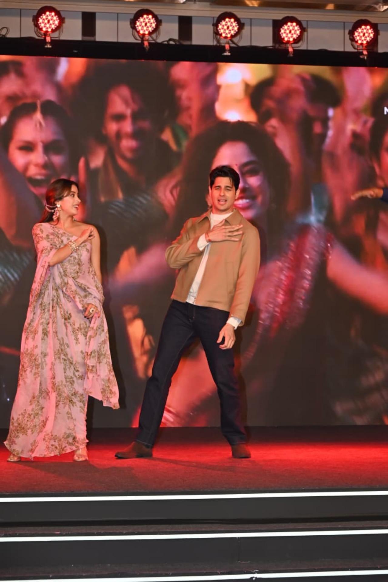 Sidharth Malhotra and Janhvi Kapoor were spotted at the Param Sundari song launch event in the city. While the actor looked dapper in a white t-shirt, blue bottoms and a brown jacket, Janhvi stunned in a floral saree. 